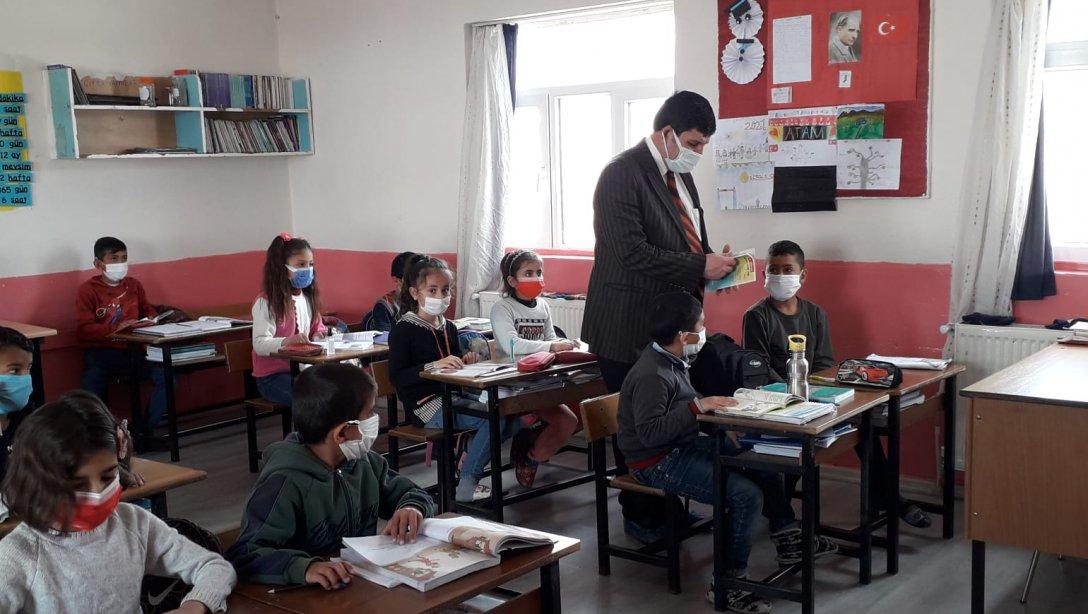 Okul Ziyaretleri Kapsamında İlçe Milli Eğitim Müdürümüz Mehmet Ali YILDIZ ve Şube Müdürlerimiz Köy Okullarını Ziyaret Etti